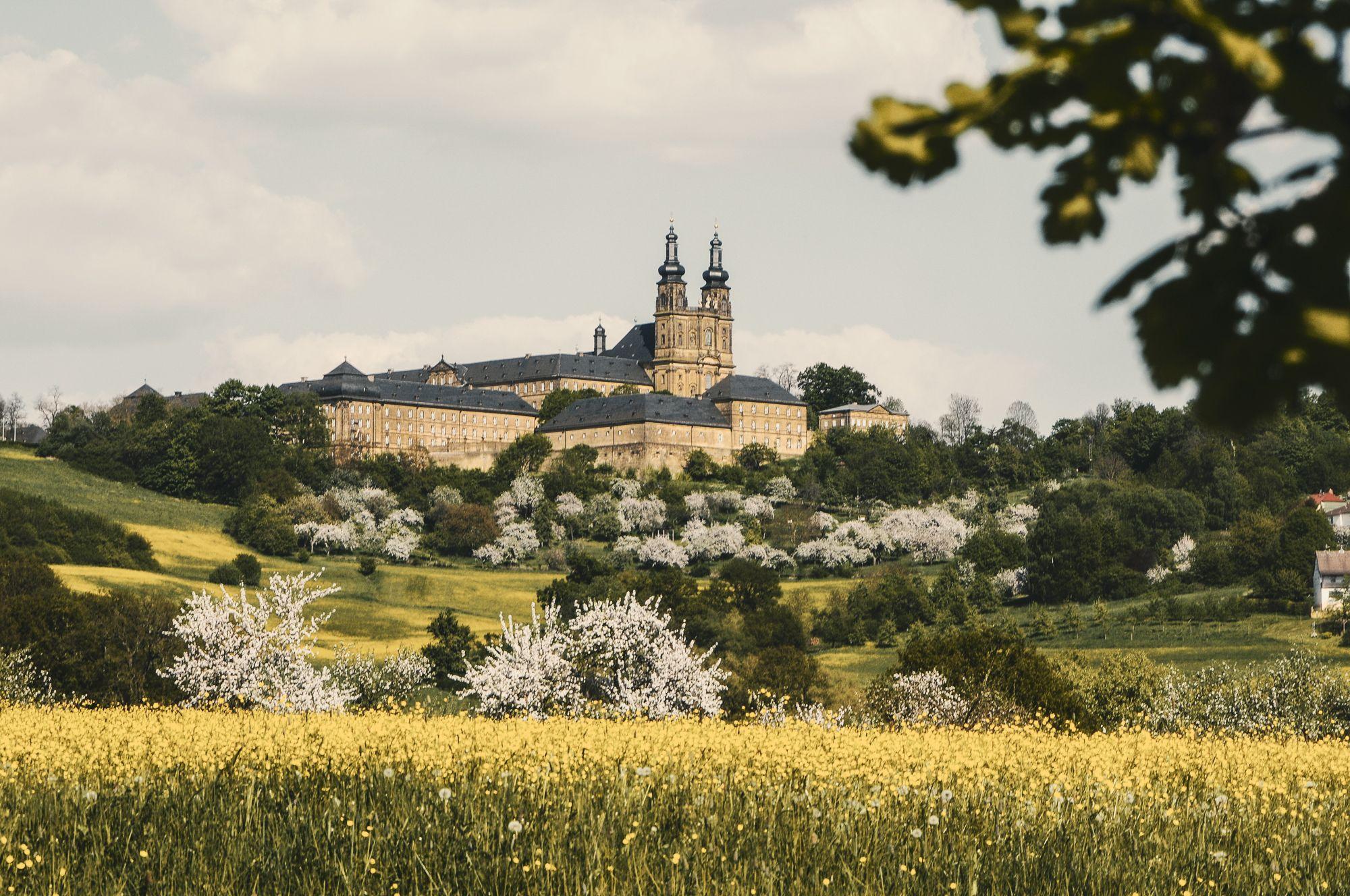 Blick über die Landschaft zum Kloster Banz im Hintergrund.