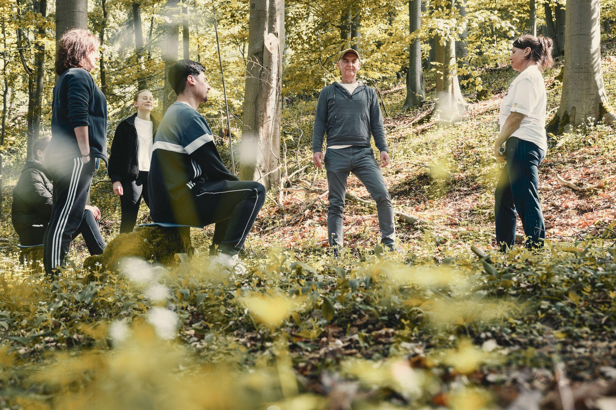 Mehrere Patienten beim Waldbaden.