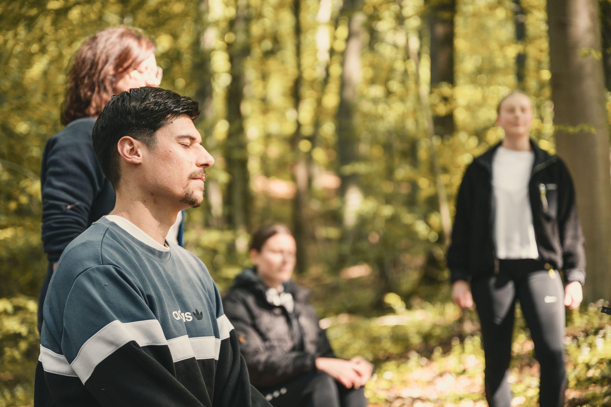 Eine Gruppe Patienten beim Waldbaden.