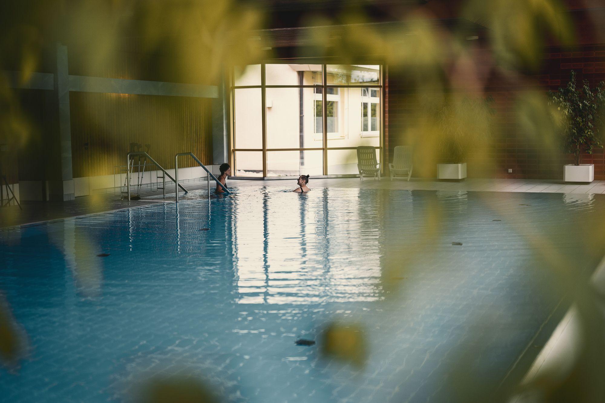 Gesamtüberblick über das Schwimmbecken der Rehaklinik Lautergrund. 