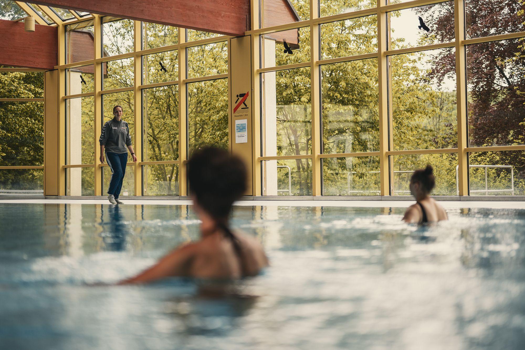 2 Patientinnen im Schwimmbad beim Wasserjoggen. 