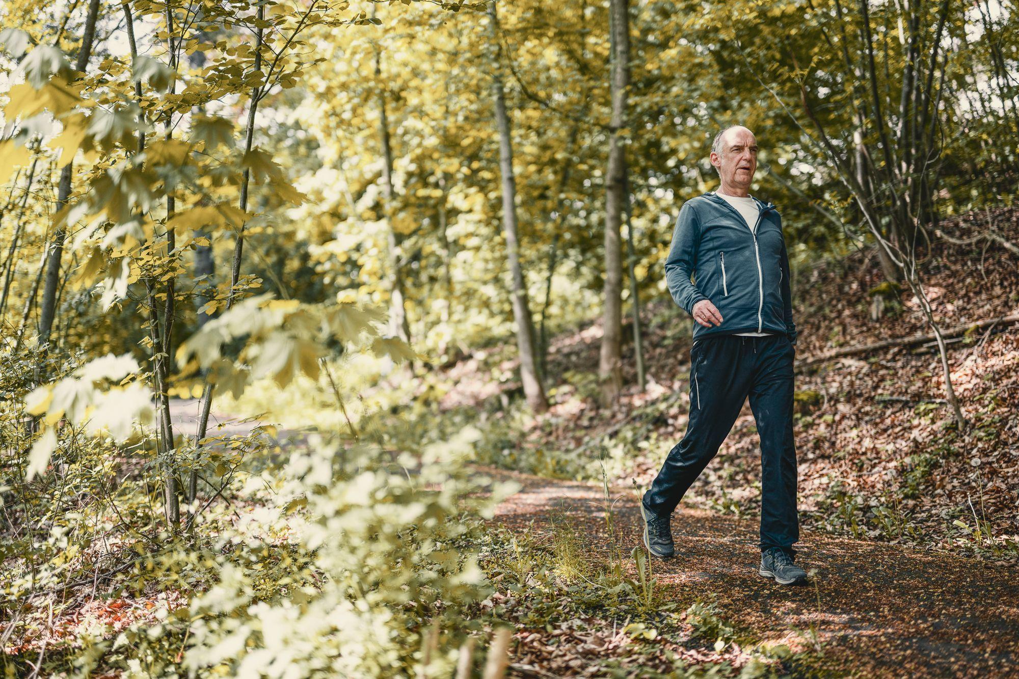 Patient spaziert im Wald