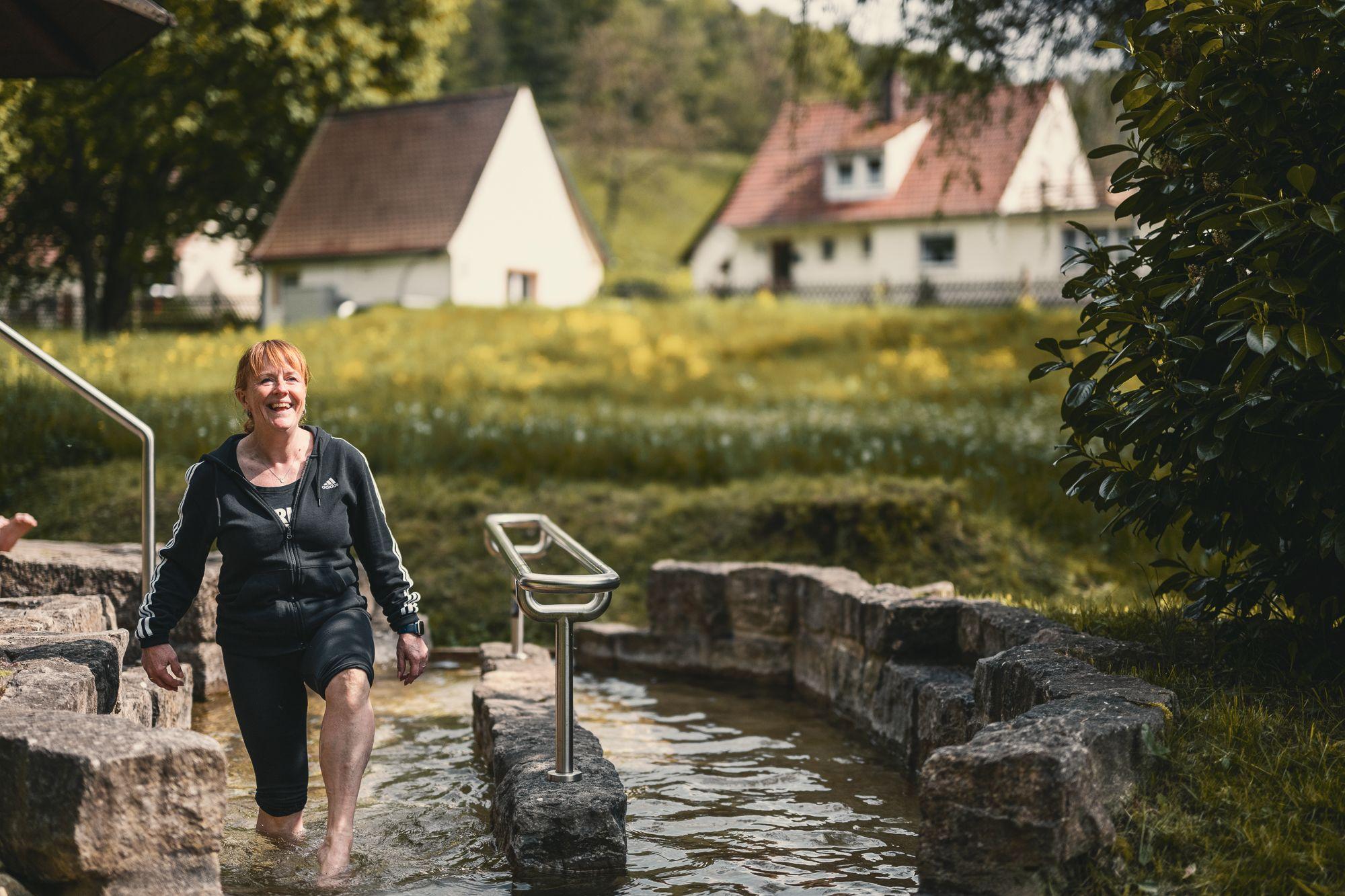 Eine Frau beim Wassertreten. 