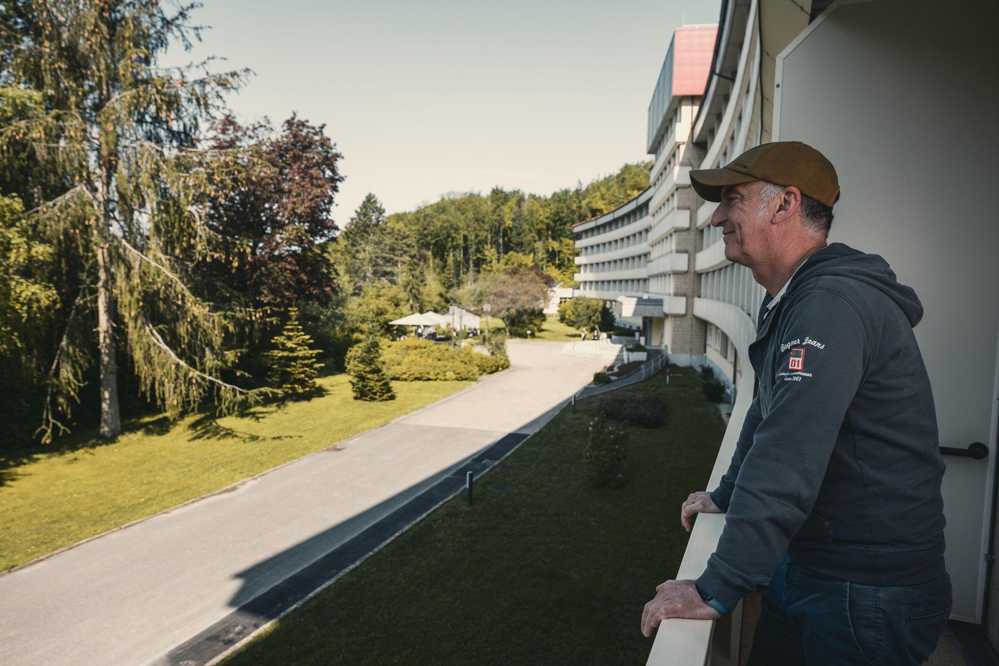 Patient genießt den Ausblick vom Balkon