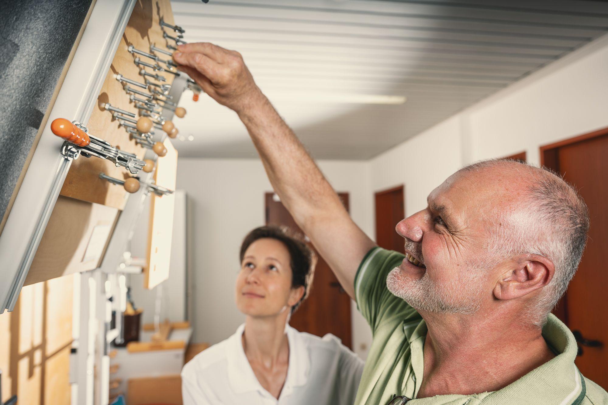 Ein Mann bei der Ergotherapie in der Rehaklinik Lautergrund. 