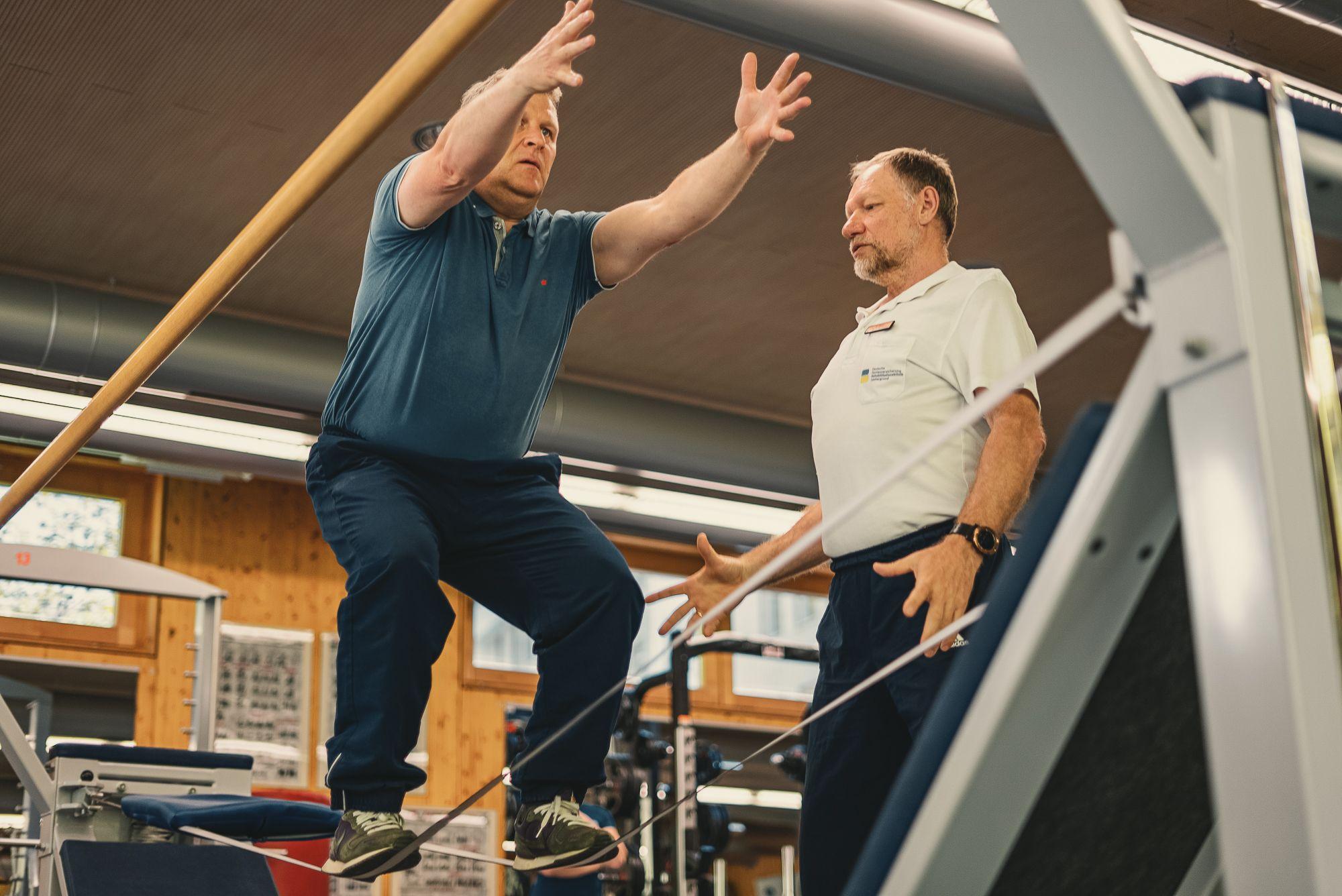 Ein Patient bei der Medizinischen Trainingstherapie MTT.