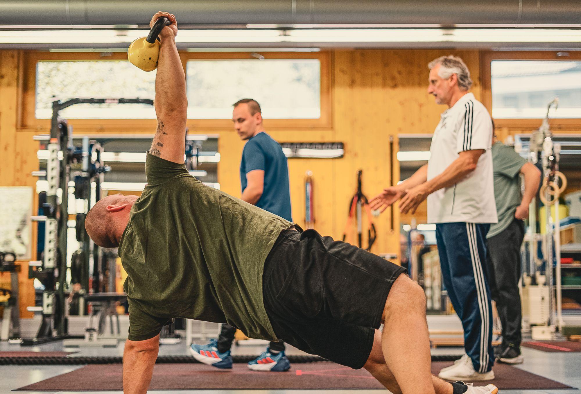 Patienten bei der Medizinischen Trainingstherapie MTT.