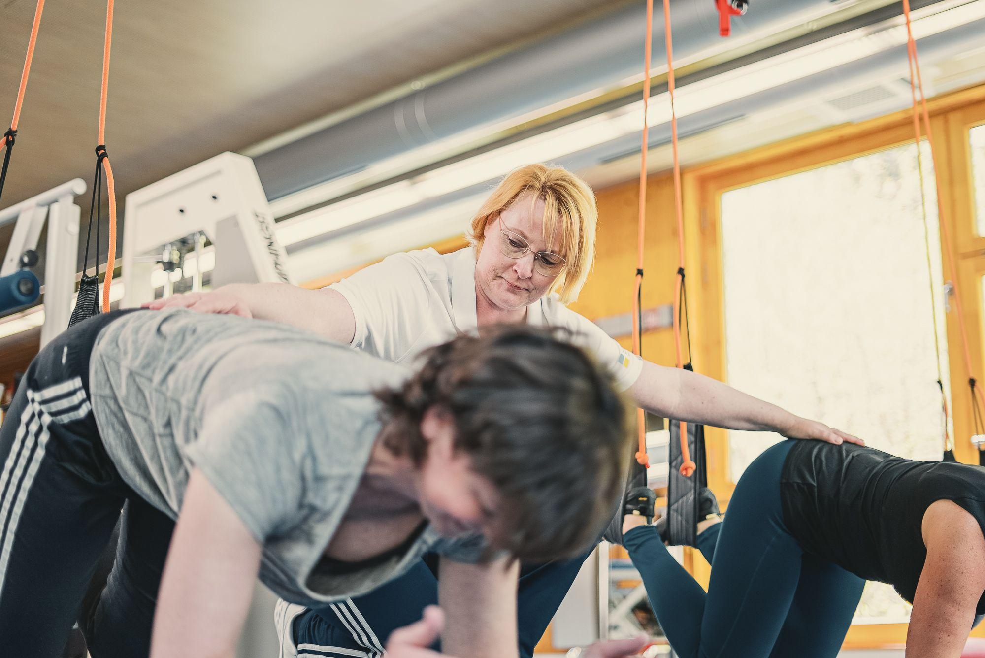 Eine Patientin bei der Medizinischen Trainingstherapie MTT.