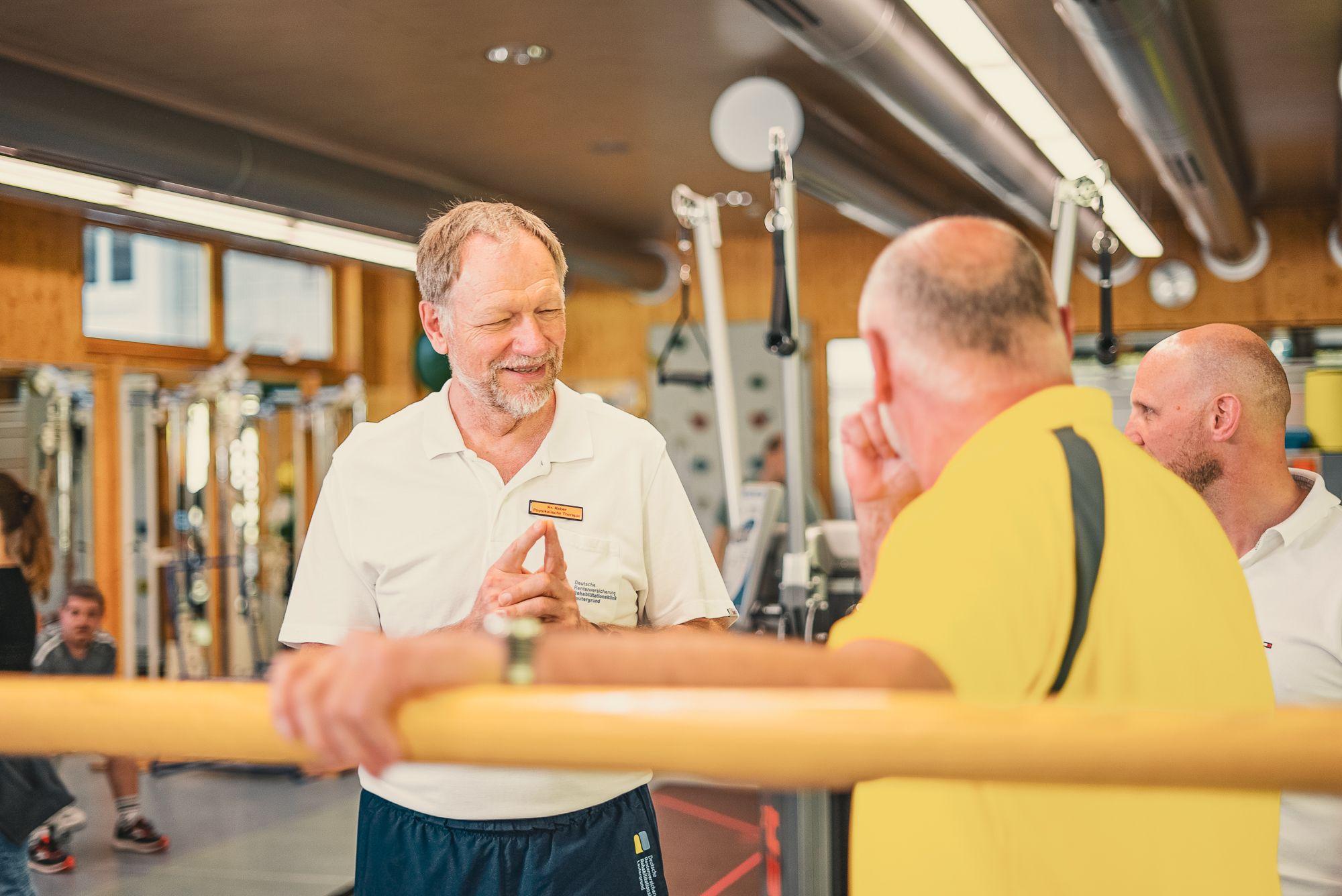 Patienten bei der Medizinischen Trainingstherapie MTT.