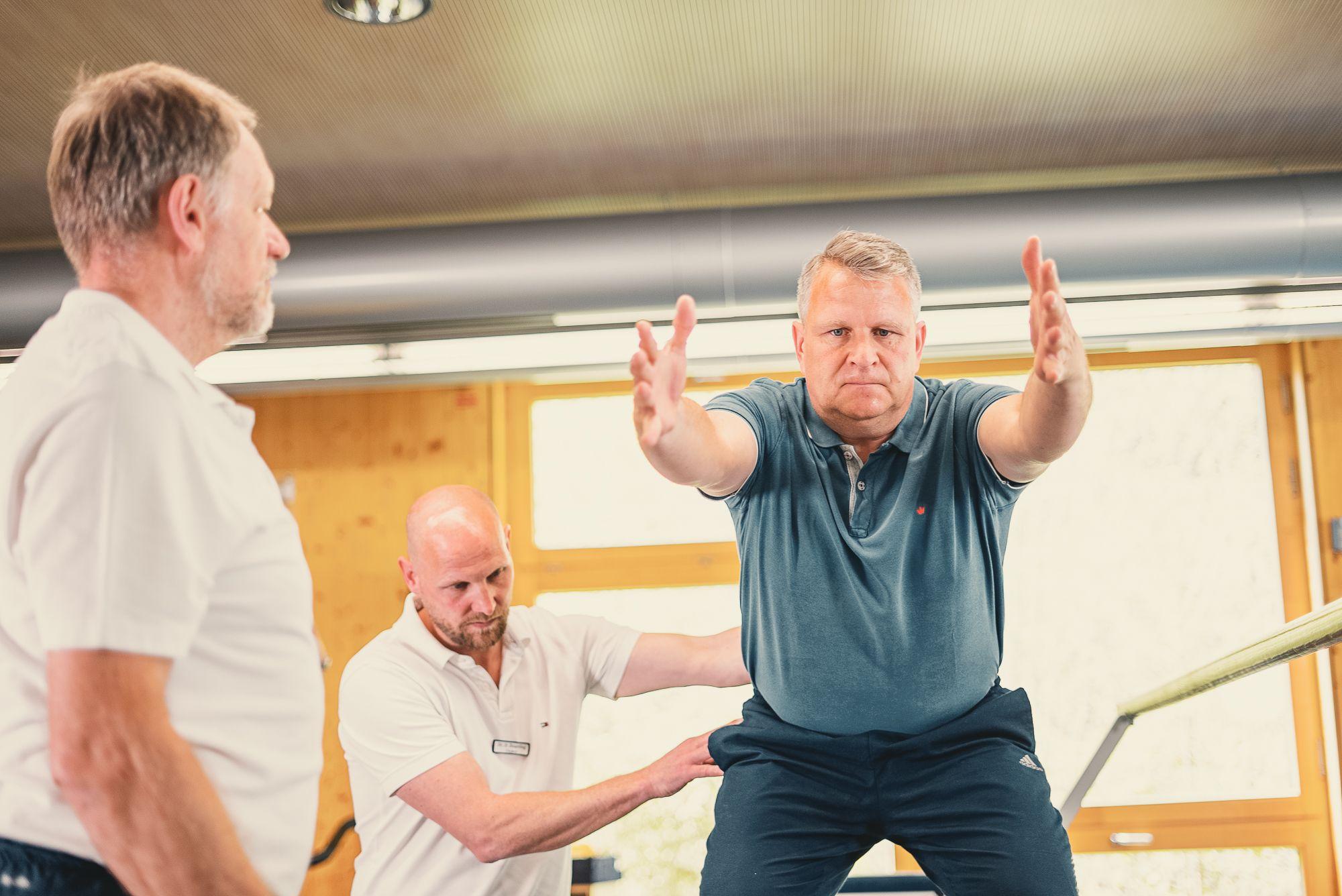 Ein Patient mit einem Therapeuten bei der Medizinischen Trainingstherapie MTT.