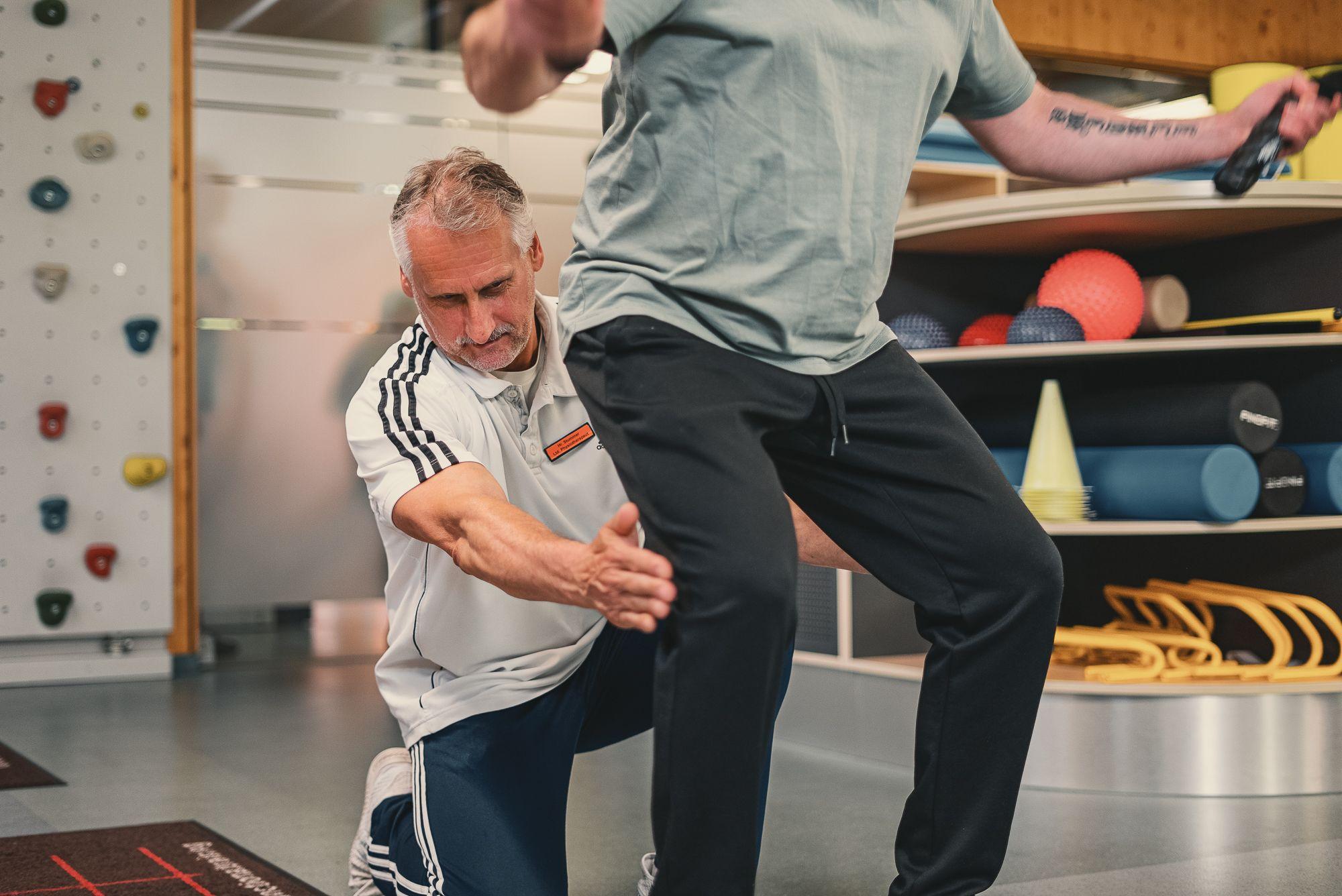 Ein Patient bei der Medizinischen Trainingstherapie MTT.