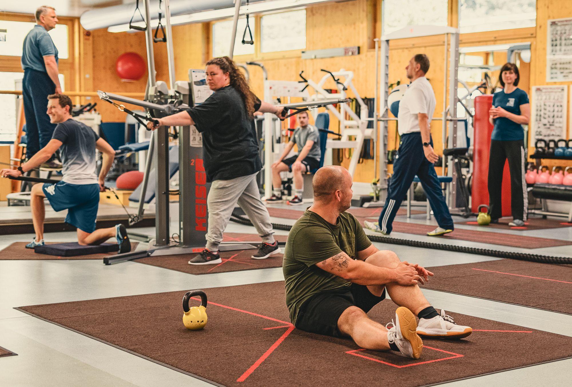 Patienten bei der Medizinischen Trainingstherapie MTT.