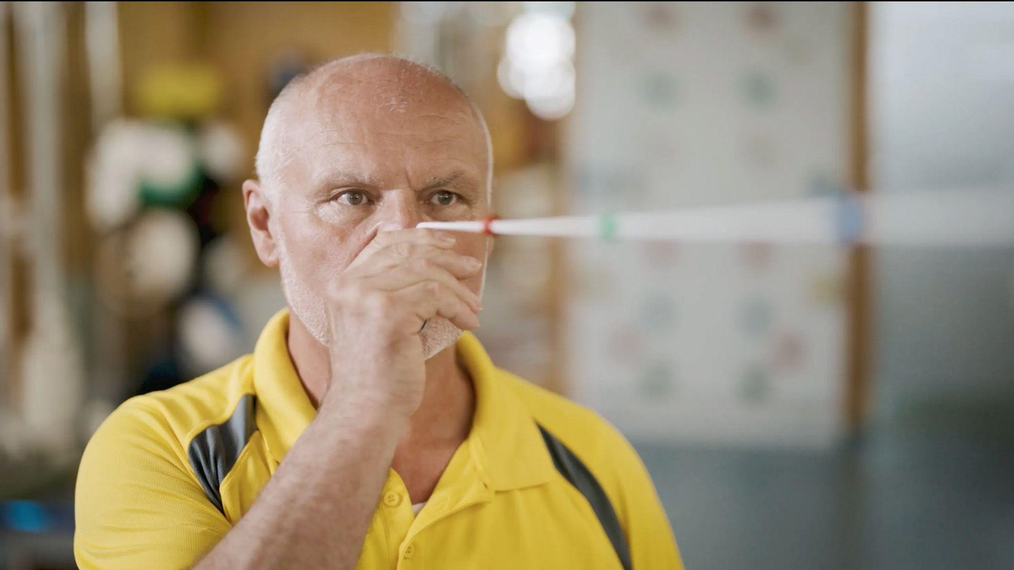 Nahaufnahme des Trainers bei der MTT in der Rehaklinik Lautergrund