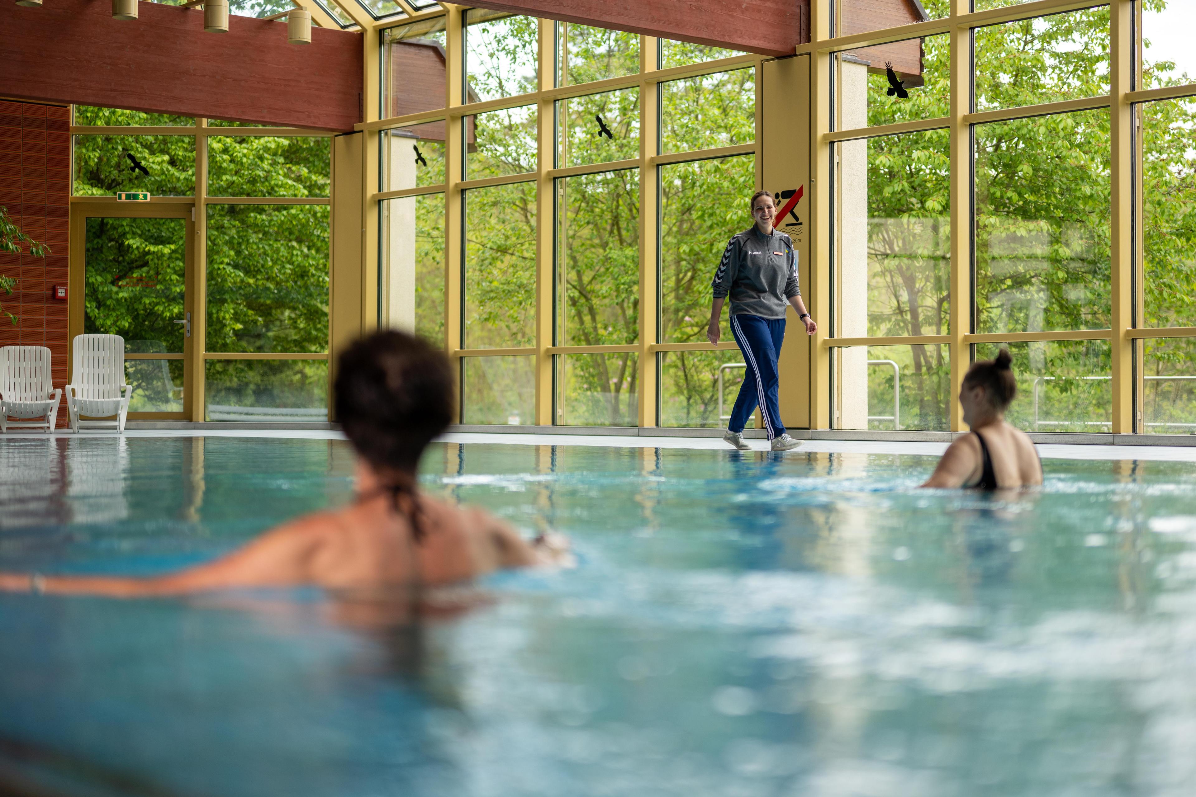 Zwei Patienten trainieren im Wasser