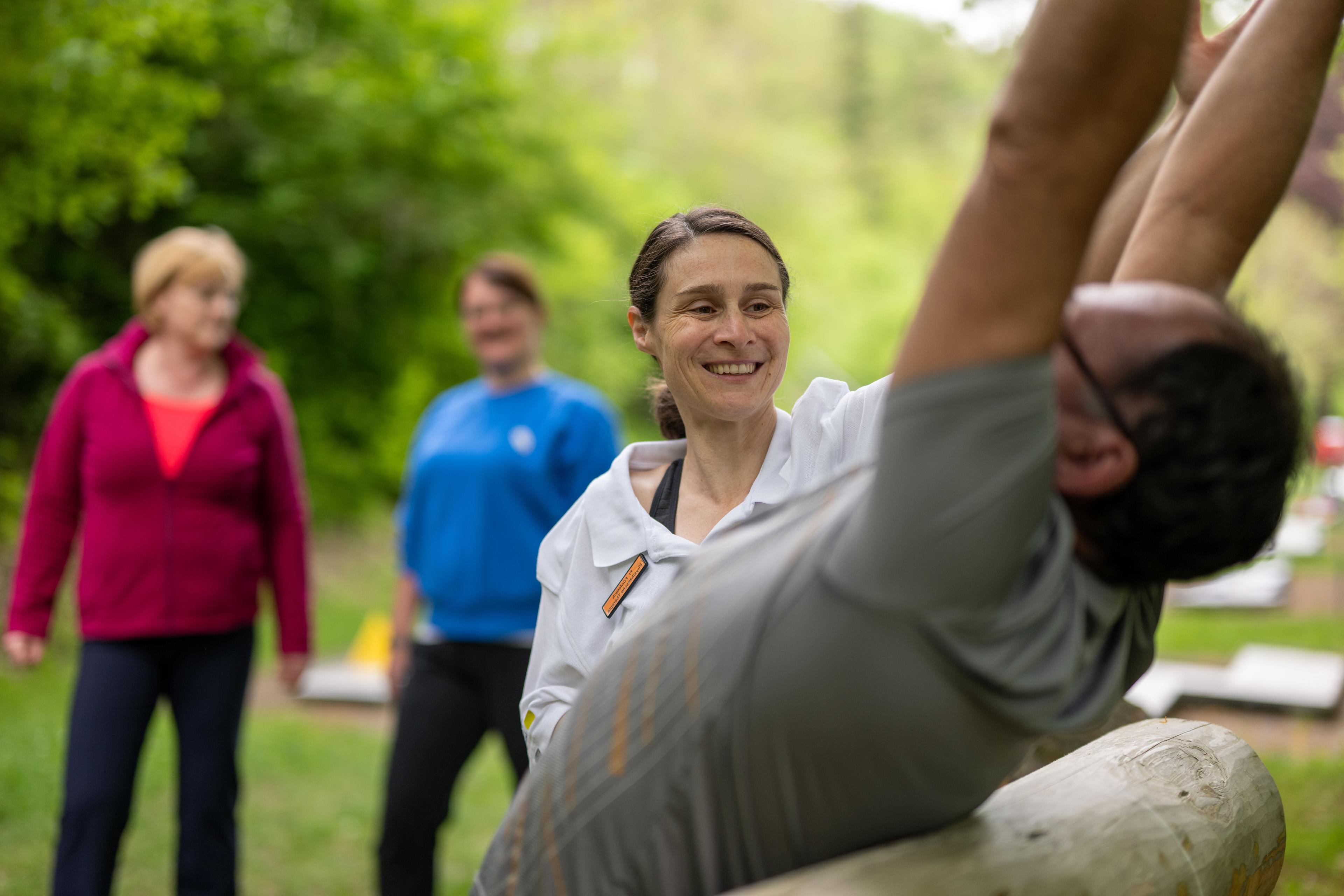 Übungen unter Aufsicht im Längen-Trainings-Pfad
