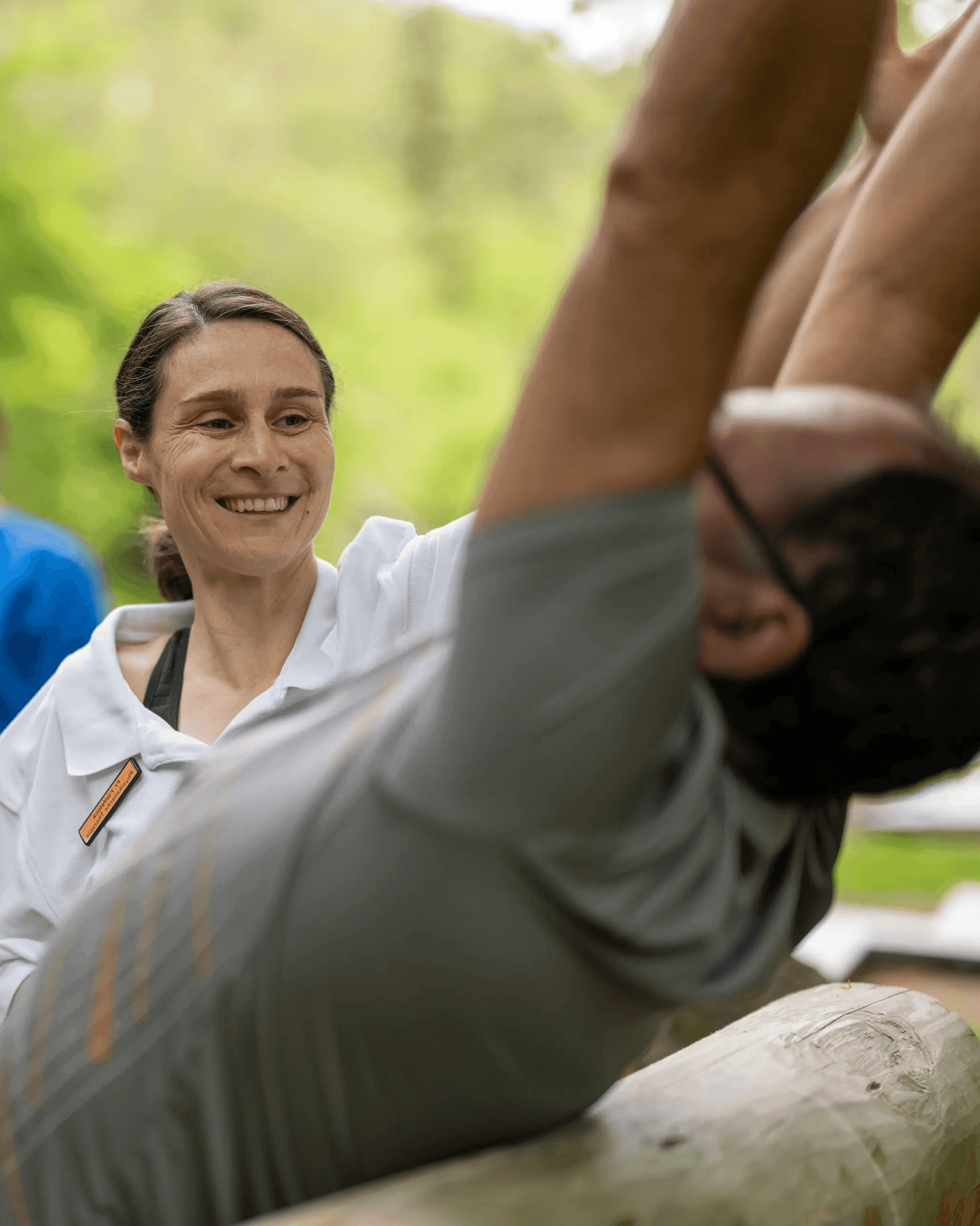 Patient im Outdoor Trainingspfad