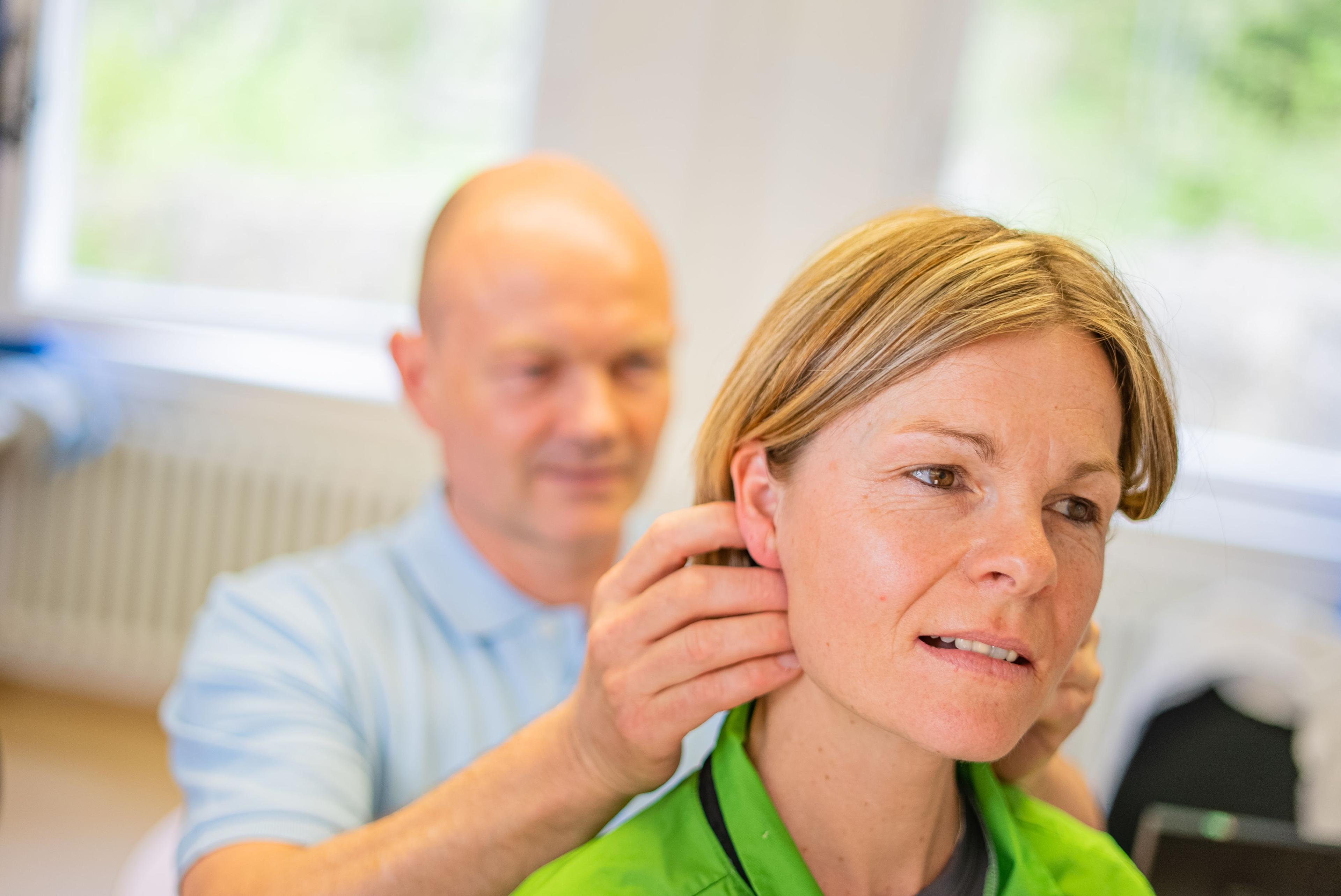 Dr. Frank Einwag behandelt ein Patientin bei der Myoreflextherapie