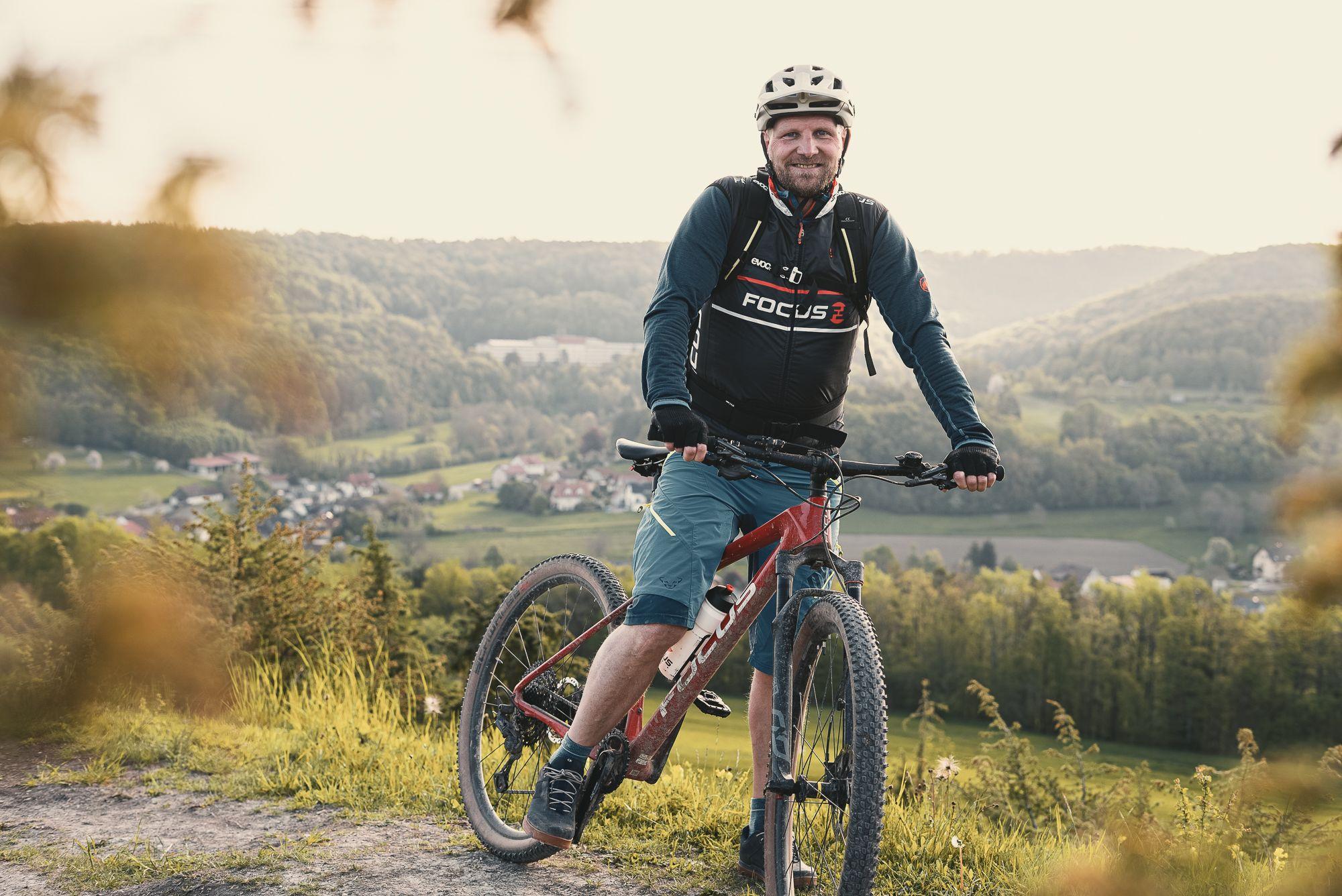 Der Chefarzt Dr. med. Dieter Deuerling auf seinem Mountainbike in der schönen Landschaft rund um Bad Staffelstein.